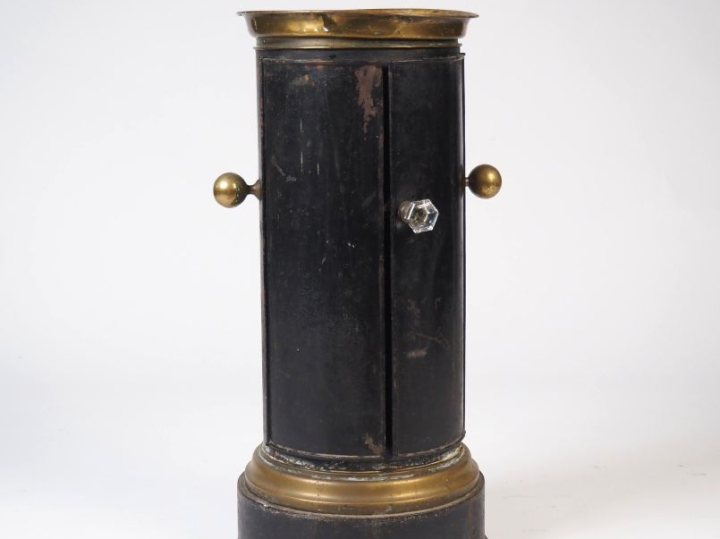 Poêle en tôle noire et laiton en forme de somno.  H. 75 cm