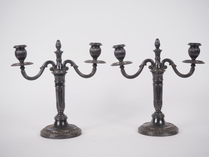 Paire de bougeoirs de style Louis XVI, éclairant à deux lumières.  H. 