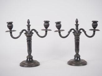 Vente aux enchères Paire de bougeoirs de style Louis XVI, éclairant à deux lumières.  H. 