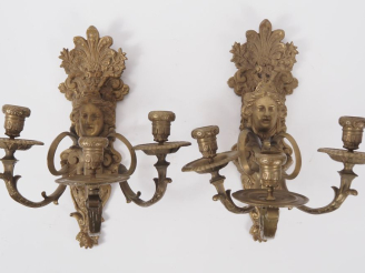 Vente aux enchères Paire d'appliques de style Régence en bronze, à décor de mascarons, éc