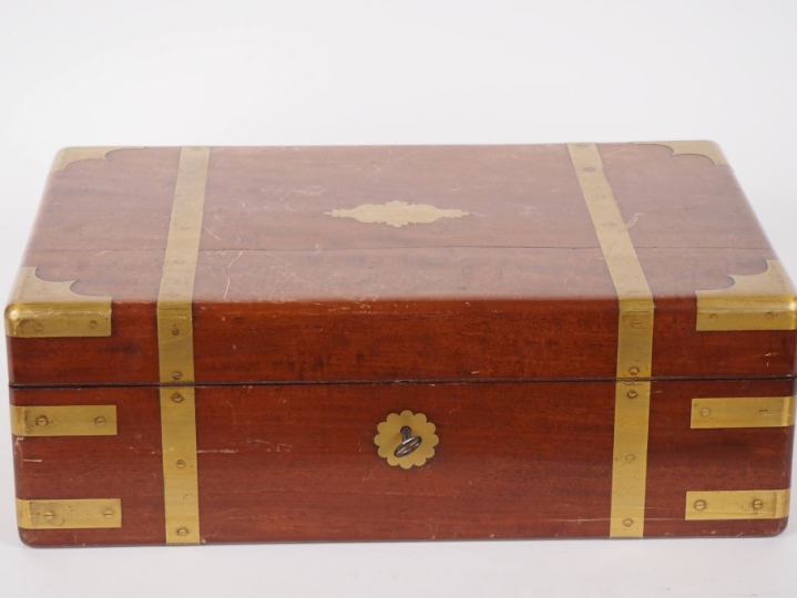 Nécessaire de voyage anglais en acajou et laiton (incomplet). Dim. 14 