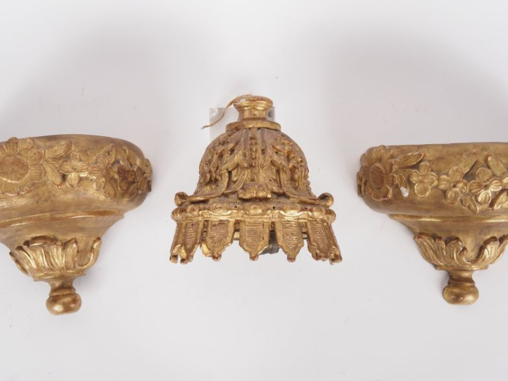 Applique et paire d'appliques en bois sculpté et doré, éclairant à une