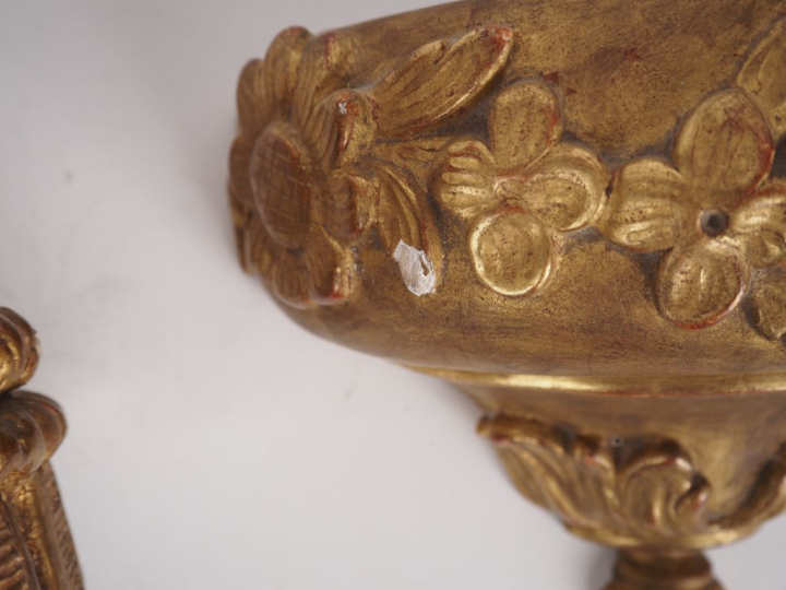 Applique et paire d'appliques en bois sculpté et doré, éclairant à une
