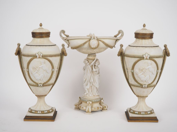 Paire de vases couverts de style Louis XVI en biscuit, à décor en lége