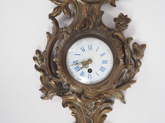 Cartel de style Louis XV en bronze doré, à décor ajouré de feuillage e