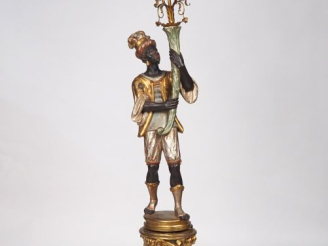 Vente aux enchères Candélabre de style vénitien en bois polychrome et fer doré, en forme 