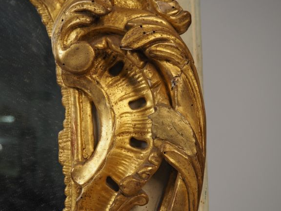 Grand trumeau fin XVIIIème, cadre en bois sculpté, doré et ajouré, à d