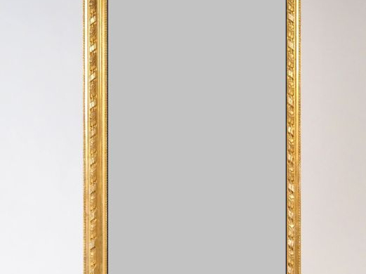 Grande glace de cheminée de style Louis XVI en bois et stuc doré. Dim.