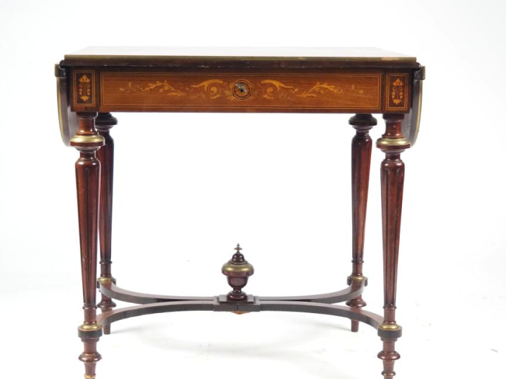 Elégante table de salon Napoléon III de style Louis XVI en marqueterie
