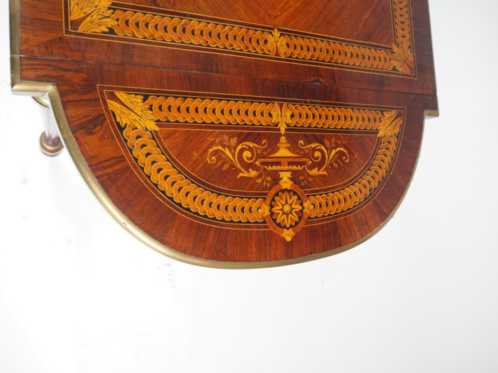 Elégante table de salon Napoléon III de style Louis XVI en marqueterie