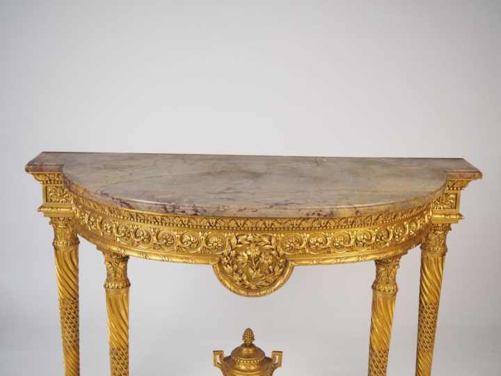 Console demi lune à quatre pieds de style Louis XVI en bois sculpté et