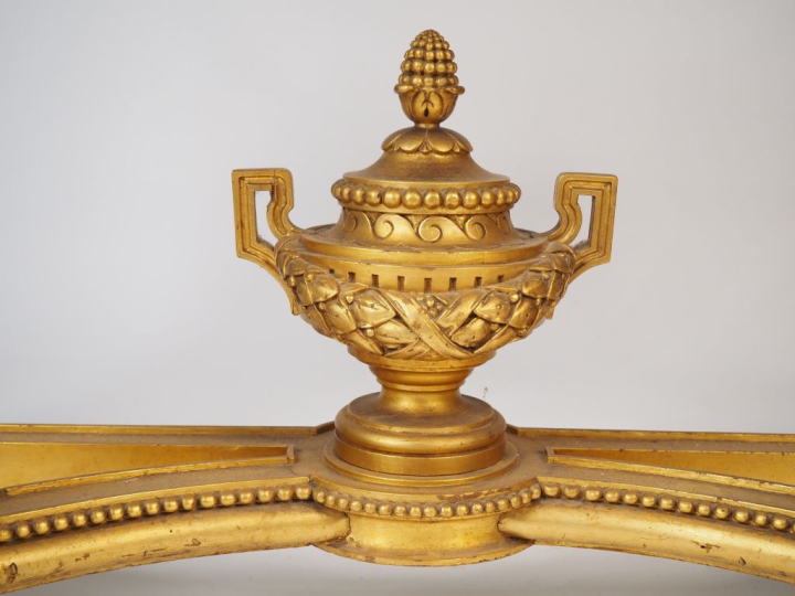 Console demi lune à quatre pieds de style Louis XVI en bois sculpté et