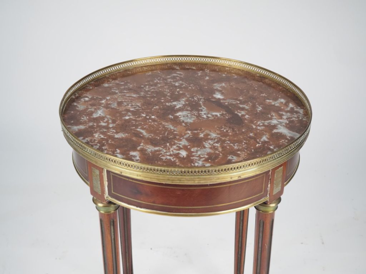 Table bouillotte en acajou placage d'acajou, filets de laiton, dessus 