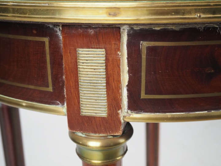 Table bouillotte en acajou placage d'acajou, filets de laiton, dessus 