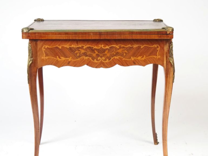 Table à jeux Napoléon III de style Louis XV en marqueterie, à décor de