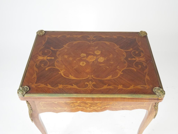 Table à jeux Napoléon III de style Louis XV en marqueterie, à décor de