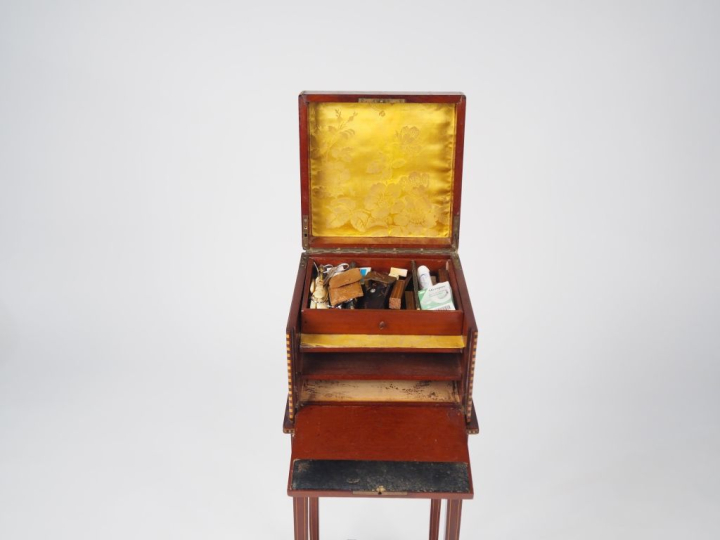 Travailleuse Napoléon III en acajou, placage d'acajou et marqueterie, 