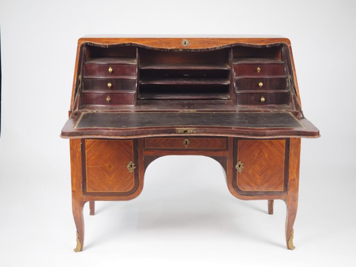 Bureau "dos d'ane" Louis XV en marqueterie, ouvrant à un abattant, deu