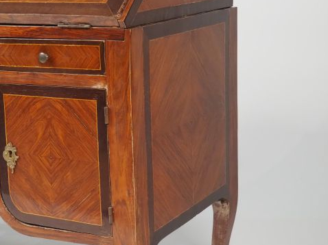 Bureau "dos d'ane" Louis XV en marqueterie, ouvrant à un abattant, deu