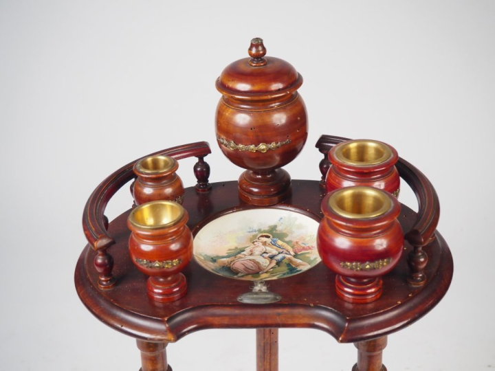 Nécessaire de fumeur Napoléon III en bois teinté, laiton et porcelaine