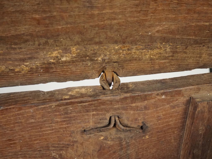 Coffre XVIIème en chêne sculpté, à décor de griffons et de personnages