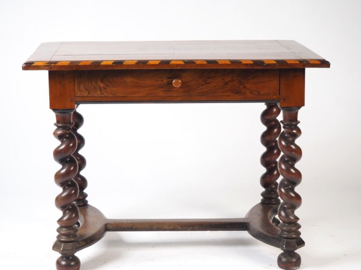 Table Louis XIII plateau marqueté, pieds en forme de colonne torse réu