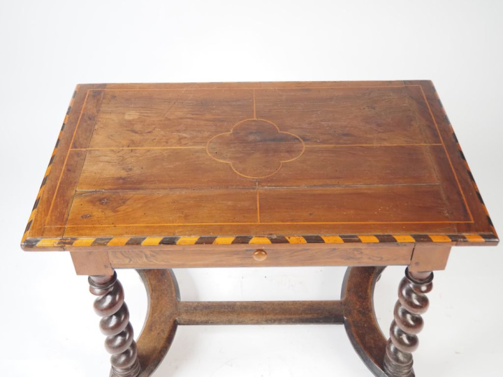 Table Louis XIII plateau marqueté, pieds en forme de colonne torse réu