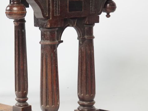 Table de style Renaissance en chêne mouluré, pieds cannelés. Dim. 77 x