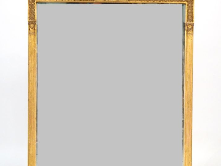 Glace XIXème de style Empire, cadre en stuc doré à décor de pilastres 