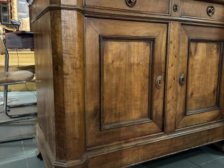 Vente aux enchères Grande enfilade Restauration en merisier, ouvrant à cinq portes et cin