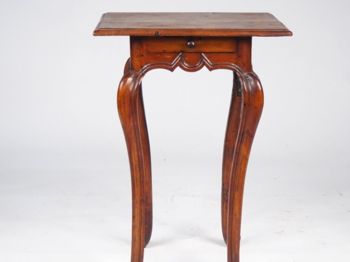 Table Régence en merisier, ouvrant à un tiroir en ceinture, pieds fort