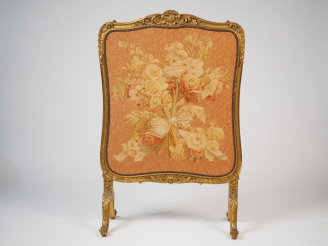 Vente aux enchères Ecran de cheminée de style Louis XV en bois sculpté et doré, à décor d