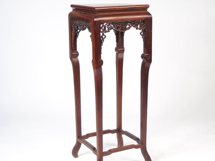 Sellette de style Extreme Orient en acajou mouluré, sculpté et ajouré.