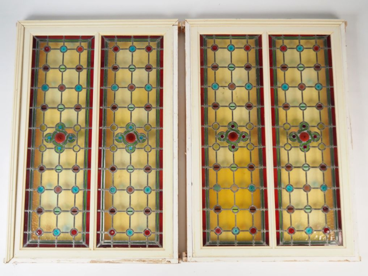 Paire de vitraux sur chassis, à décor de motifs géométriques. Dim. 150
