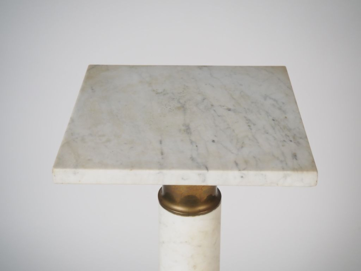 Sellette de style Empire en marbre blanc.  H. 113 cm  (manque un côté 