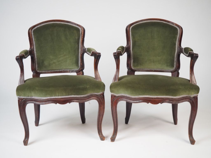 Paire de fauteuils cabriolet de style Louis XV, garniture de velours v