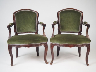 Vente aux enchères Paire de fauteuils cabriolet de style Louis XV, garniture de velours v