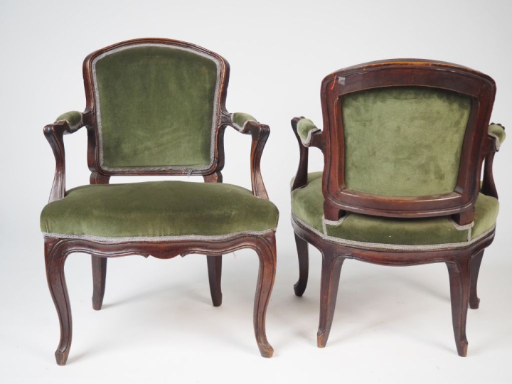 Paire de fauteuils cabriolet de style Louis XV, garniture de velours v