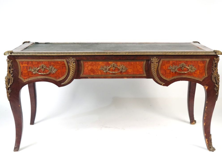 Grand bureau plat double faces de style Louis XV en marqueterie, riche