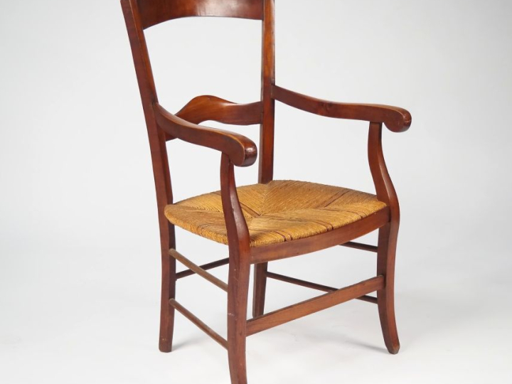 Fauteuil languedocien XIXème en merisier, assise paillée.
