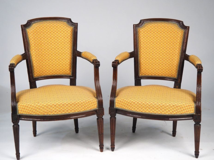 Paire de fauteuils cabriolet Louis XVI en bois naturel mouluré, garnit