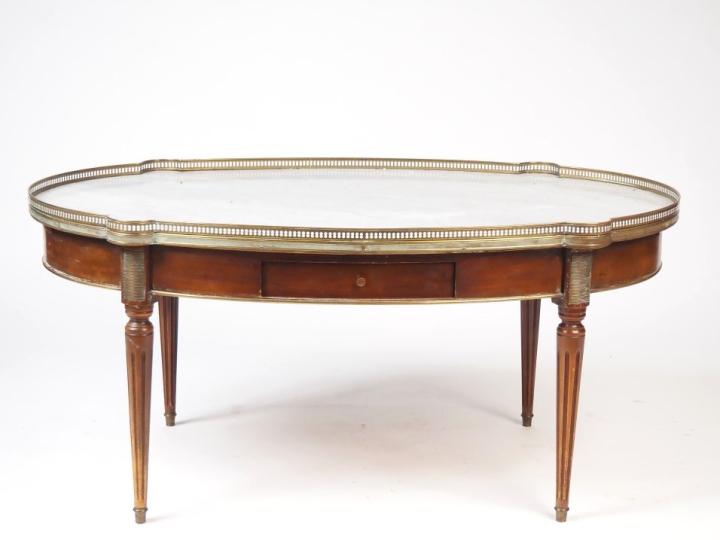 Table basse de style Louis XVI en acajou et placage d'acajou, pieds fu