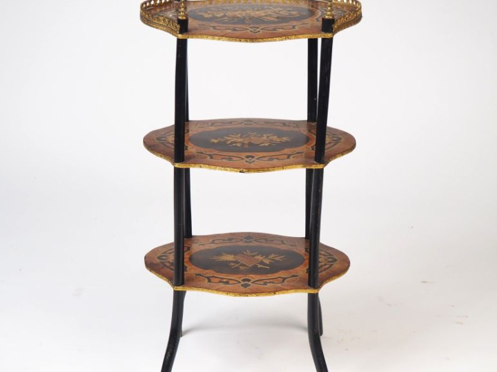 Guéridon Napoléon III, trois plateaux en marqueterie et bois noirci à 
