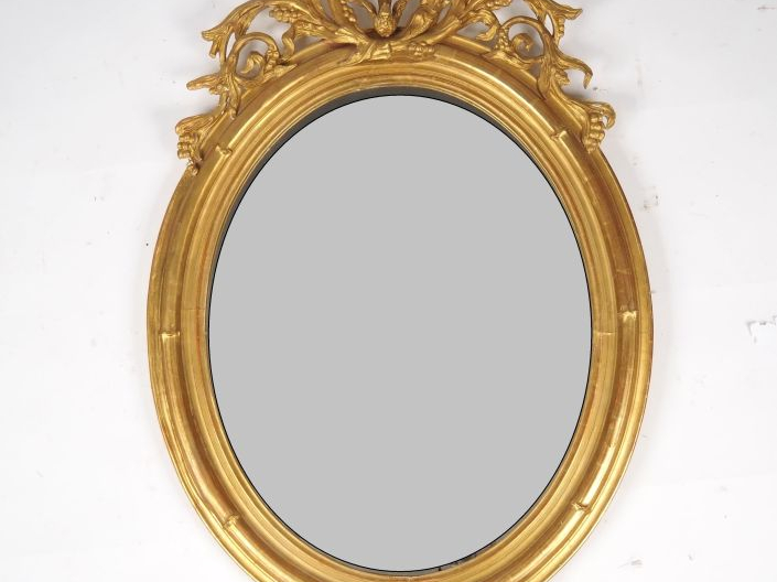 Glace médaillon Napoléon III en bois et stuc doré, fronton ajouré à dé