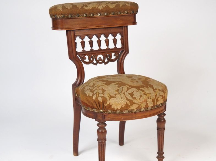 Chaise ponteuse Napoléon III en noyer, garniture de tapisserie. (pied 