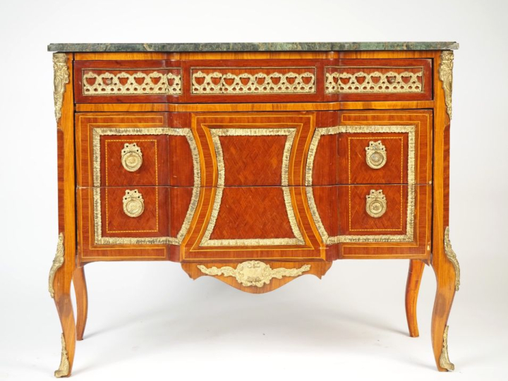Commode de style transition Louis XV-Louis XVI en marqueterie, ouvrant
