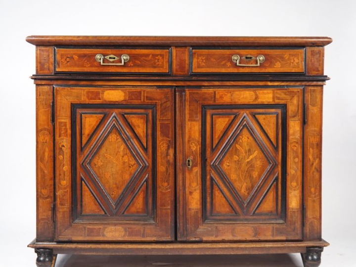 Buffet bas languedocien Louis XIII en noyer et marqueterie, à décor de