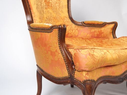 Paire de bergères de style Louis XV en noyer mouluré et sculpté, à déc