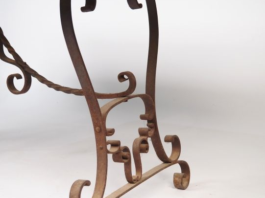 Table de salle à manger de style Louis XV, élégant piétement en fer fo