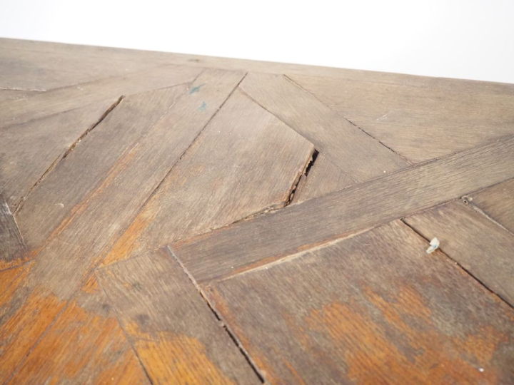 Table de salle à manger de style Louis XV, élégant piétement en fer fo